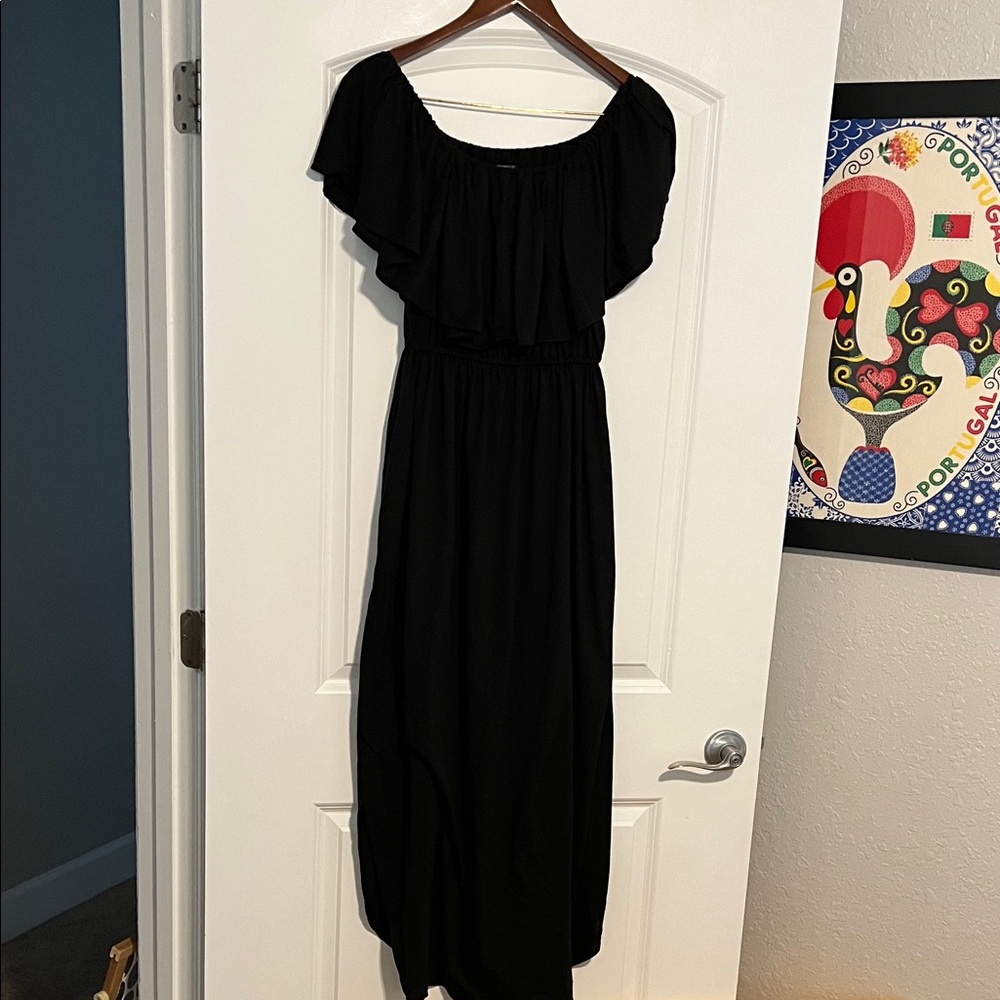 Chic Black Maxi Dress with Ruffle Detail